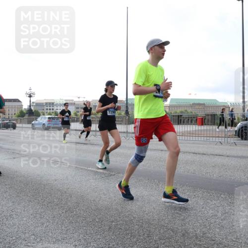 29.06.2025 - hella hamburg halbmarathon Lena Gebhardt http://msf.ph/oto/8401706 29.06.2025 10:03:23 Lombardsbrücke 7935, 25, 3001, 7290, 1114, 1135, 1138, 1161, 1414, 1450, 1482, 1885, 2594, 2619, 2683, 2759, 2780, 2782, 2810, 3572, 4204, 4307, 4511, 4613, 5384, 5396, 5464, 6208, 6217, 6391, 6453, 7210, 7211, 7277, 7278, 7279, 7290, 7706, 7935, 8484, 8614, 9439, 9453, 10389, 10824, 11556, 12169, 12177, 12211, 12212, 12377, 12422, 12843, 13036, 13474, 13664, 13732, 13793, 13857, 13874, 13976, 15539, 15643, 15859, 16371, 17226, 17550, 18028 meine-sportfotos.de