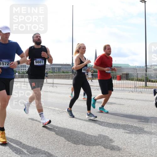 29.06.2025 - hella hamburg halbmarathon Lena Gebhardt http://msf.ph/oto/8401739 29.06.2025 10:16:15 Lombardsbrücke 10292, 1572, 9881, 28, 980, 1156, 1212, 1244, 1308, 1599, 1651, 2071, 2076, 2165, 2436, 2803, 2835, 3030, 3134, 3156, 3167, 3484, 3648, 4583, 4637, 4828, 5046, 5294, 5423, 6024, 7158, 7753, 7897, 7941, 7942, 8169, 8274, 8295, 8554, 8597, 8645, 8707, 8746, 8847, 8885, 9601, 9628, 9675, 9784, 9802, 9810, 9881, 10107, 10139, 10141, 10183, 10292, 10608, 10844, 10990, 11113, 11303, 11344, 11345, 11478, 11774, 11783, 11818, 12427, 12469 meine-sportfotos.de