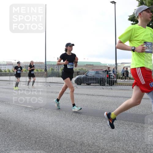 29.06.2025 - hella hamburg halbmarathon Lena Gebhardt http://msf.ph/oto/8401767 29.06.2025 10:03:23 Lombardsbrücke 3001, 13732, 7290, 2619, 1114, 1135, 1138, 1161, 1414, 1450, 1482, 1885, 2594, 2619, 2683, 2759, 2780, 2782, 2810, 3572, 4204, 4307, 4511, 4613, 5384, 5396, 5464, 6208, 6217, 6391, 6453, 7210, 7211, 7277, 7278, 7279, 7290, 7706, 7935, 8484, 8614, 9439, 9453, 10389, 10824, 11556, 12169, 12177, 12211, 12212, 12377, 12422, 12843, 13036, 13474, 13664, 13732, 13793, 13857, 13874, 13976, 15539, 15643, 15859, 16371, 17226, 17550, 18028 meine-sportfotos.de