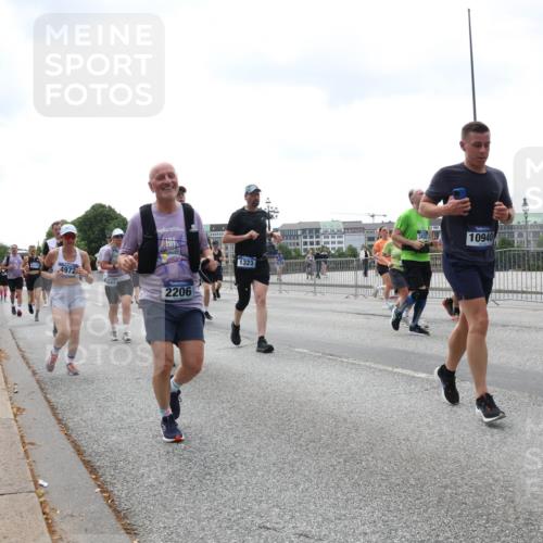 29.06.2025 - hella hamburg halbmarathon Lena Gebhardt http://msf.ph/oto/8401772 29.06.2025 10:40:51 Lombardsbrücke 4972, 044, 2206, 1323, 3432, 10940, 1726, 1075, 1317, 1323, 2042, 2173, 2206, 2299, 2762, 2763, 2858, 3121, 3293, 3306, 3432, 3694, 4044, 4234, 4411, 4530, 4612, 4638, 4774, 4775, 4906, 4972, 5059, 5086, 5225, 5549, 5702, 5753, 6076, 6098, 6163, 6229, 6278, 6280, 6289, 6363, 6474, 6842, 7293, 7661, 7829, 7956, 8053, 8054, 8307, 8378, 8391, 8429, 8430, 8769, 9009, 9237, 9962, 10269, 10407, 10644, 10835, 11053 meine-sportfotos.de