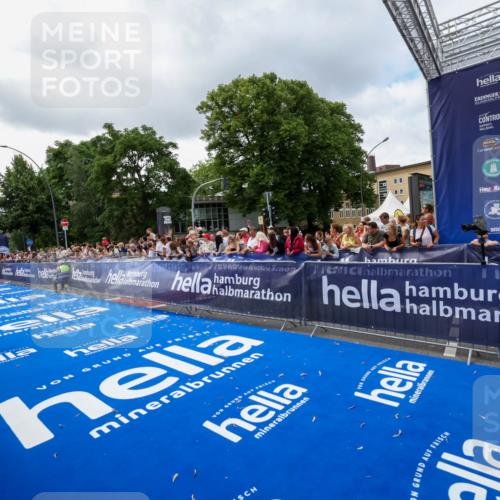 29.06.2025 - hella hamburg halbmarathon Zöllner http://msf.ph/oto/8401809 29.06.2025 10:37:46 Ziel 1505, 1615, 2196, 9171, 13595, 14934 meine-sportfotos.de