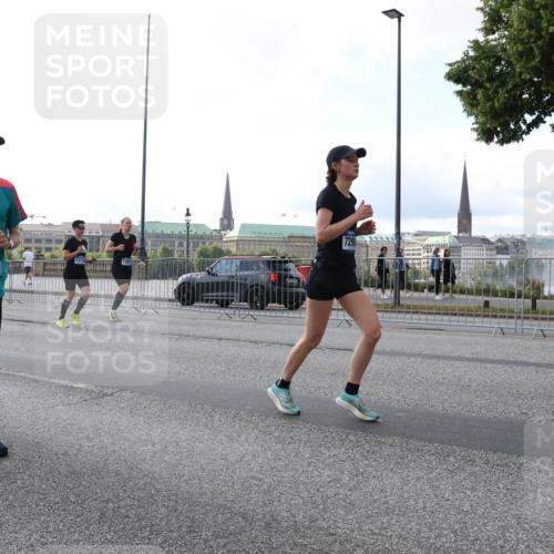 29.06.2025 - hella hamburg halbmarathon Lena Gebhardt http://msf.ph/oto/8401830 29.06.2025 10:03:23 Lombardsbrücke 3001, 7290, 1114, 1135, 1138, 1161, 1414, 1450, 1482, 1885, 2594, 2619, 2683, 2759, 2780, 2782, 2810, 3572, 4204, 4307, 4511, 4613, 5384, 5396, 5464, 6208, 6217, 6391, 6453, 7210, 7211, 7277, 7278, 7279, 7290, 7706, 7935, 8484, 8614, 9439, 9453, 10389, 10824, 11556, 12169, 12177, 12211, 12212, 12377, 12422, 12843, 13036, 13474, 13664, 13732, 13793, 13857, 13874, 13976, 15539, 15643, 15859, 16371, 17226, 17550, 18028 meine-sportfotos.de