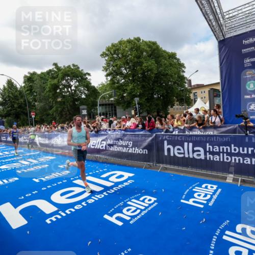 29.06.2025 - hella hamburg halbmarathon Zöllner http://msf.ph/oto/8401865 29.06.2025 10:37:49 Ziel 1505, 1615, 2196, 2404, 9171, 13148, 13595, 18276, 18277 meine-sportfotos.de
