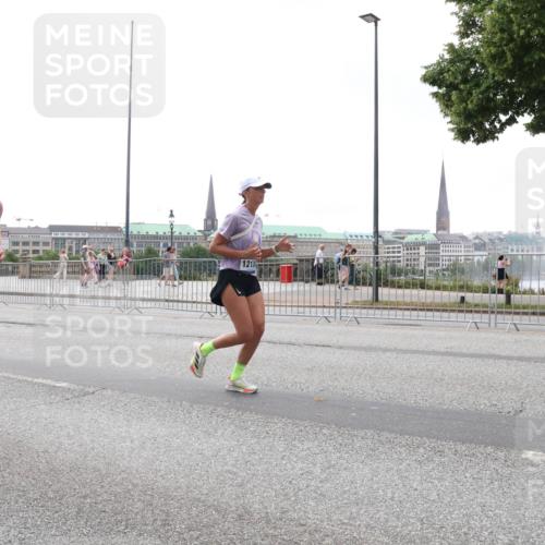 29.06.2025 - hella hamburg halbmarathon Lena Gebhardt http://msf.ph/oto/8401873 29.06.2025 10:50:03 Lombardsbrücke 5552, 1212, 1040, 1041, 1487, 1511, 1888, 2212, 2466, 2862, 2997, 3701, 3710, 3805, 3897, 4090, 4168, 4870, 5076, 5119, 5552, 5694, 5749, 5751, 5997, 6680, 6694, 6830, 7305, 7339, 7366, 7679, 7721, 7722, 7755, 8065, 8254, 9015, 9162, 9605, 9940, 10060, 10286, 10403, 10617, 10683, 10704, 11030, 11426, 11696, 11716, 11760, 12079, 12124, 12388, 13127, 13128, 13309, 13381, 13744, 13764, 13846, 14144, 14505, 14545, 14692, 14940, 15626 meine-sportfotos.de