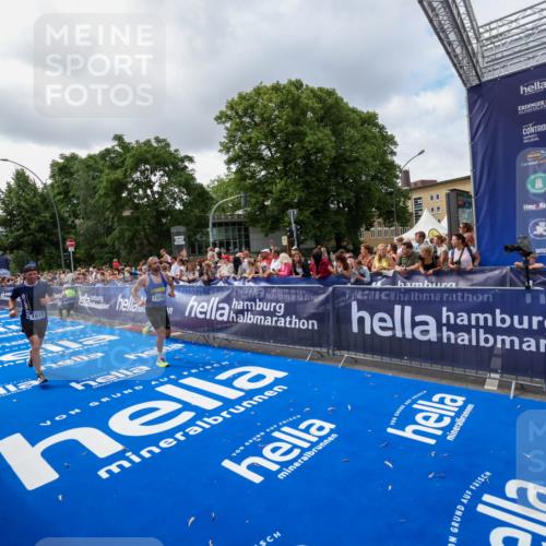 29.06.2025 - hella hamburg halbmarathon Zöllner http://msf.ph/oto/8401901 29.06.2025 10:37:51 Ziel 1615, 2196, 2404, 9171, 13148, 13595, 18276, 18277, 18529 meine-sportfotos.de