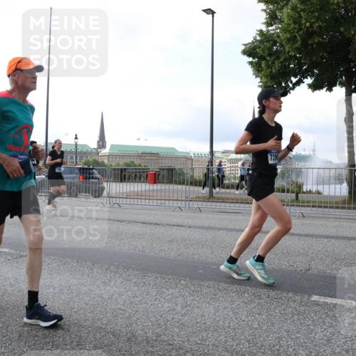 29.06.2025 - hella hamburg halbmarathon Lena Gebhardt http://msf.ph/oto/8401902 29.06.2025 10:03:24 Lombardsbrücke 217, 7290, 1114, 1135, 1138, 1161, 1414, 1450, 1482, 1885, 2594, 2619, 2683, 2759, 2780, 2782, 2810, 3572, 4204, 4307, 4511, 4613, 5384, 5396, 5464, 6208, 6217, 6391, 6453, 7210, 7211, 7277, 7278, 7279, 7290, 7706, 7935, 8484, 8614, 9439, 9453, 10389, 10824, 11556, 12169, 12177, 12211, 12212, 12377, 12422, 12843, 13036, 13474, 13664, 13732, 13793, 13857, 13874, 13976, 15539, 15643, 15859, 16371, 17226, 17550, 18028 meine-sportfotos.de