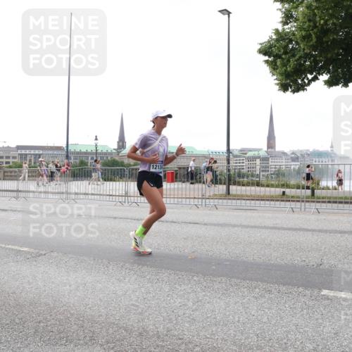29.06.2025 - hella hamburg halbmarathon Lena Gebhardt http://msf.ph/oto/8401904 29.06.2025 10:50:03 Lombardsbrücke 5552, 12124, 1040, 1041, 1487, 1511, 1888, 2212, 2466, 2862, 2997, 3701, 3710, 3805, 3897, 4090, 4168, 4870, 5076, 5119, 5552, 5694, 5749, 5751, 5997, 6680, 6694, 6830, 7305, 7339, 7366, 7679, 7721, 7722, 7755, 8065, 8254, 9015, 9162, 9605, 9940, 10060, 10286, 10403, 10617, 10683, 10704, 11030, 11426, 11696, 11716, 11760, 12079, 12124, 12388, 13127, 13128, 13309, 13381, 13744, 13764, 13846, 14144, 14505, 14545, 14692, 14940, 15626 meine-sportfotos.de