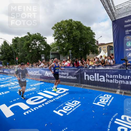 29.06.2025 - hella hamburg halbmarathon Zöllner http://msf.ph/oto/8401921 29.06.2025 10:37:51 Ziel 1615, 2196, 2404, 9171, 13148, 13595, 18276, 18277, 18529 meine-sportfotos.de