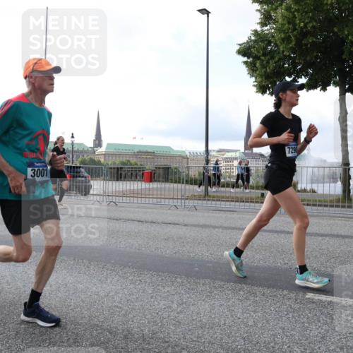 29.06.2025 - hella hamburg halbmarathon Lena Gebhardt http://msf.ph/oto/8401940 29.06.2025 10:03:24 Lombardsbrücke 3001, 7290, 1114, 1135, 1138, 1161, 1414, 1450, 1482, 1885, 2594, 2619, 2683, 2759, 2780, 2782, 2810, 3572, 4204, 4307, 4511, 4613, 5384, 5396, 5464, 6208, 6217, 6391, 6453, 7210, 7211, 7277, 7278, 7279, 7290, 7706, 7935, 8484, 8614, 9439, 9453, 10389, 10824, 11556, 12169, 12177, 12211, 12212, 12377, 12422, 12843, 13036, 13474, 13664, 13732, 13793, 13857, 13874, 13976, 15539, 15643, 15859, 16371, 17226, 17550, 18028 meine-sportfotos.de