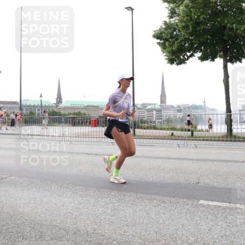 29.06.2025 - hella hamburg halbmarathon Lena Gebhardt http://msf.ph/oto/8401980 29.06.2025 10:50:03 Lombardsbrücke 5552, 24, 1040, 1041, 1487, 1511, 1888, 2212, 2466, 2862, 2997, 3701, 3710, 3805, 3897, 4090, 4168, 4870, 5076, 5119, 5552, 5694, 5749, 5751, 5997, 6680, 6694, 6830, 7305, 7339, 7366, 7679, 7721, 7722, 7755, 8065, 8254, 9015, 9162, 9605, 9940, 10060, 10286, 10403, 10617, 10683, 10704, 11030, 11426, 11696, 11716, 11760, 12079, 12124, 12388, 13127, 13128, 13309, 13381, 13744, 13764, 13846, 14144, 14505, 14545, 14692, 14940, 15626 meine-sportfotos.de