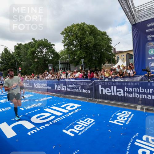 29.06.2025 - hella hamburg halbmarathon Zöllner http://msf.ph/oto/8401994 29.06.2025 10:37:53 Ziel 1615, 2196, 2404, 9171, 13148, 18103, 18276, 18277, 18529 meine-sportfotos.de