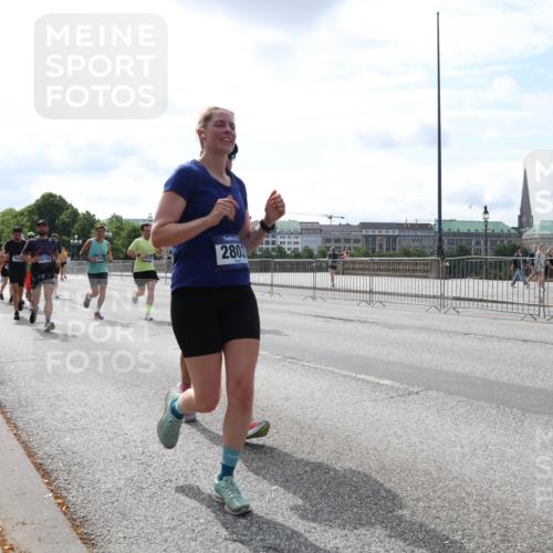 29.06.2025 - hella hamburg halbmarathon Lena Gebhardt http://msf.ph/oto/8402020 29.06.2025 10:16:16 Lombardsbrücke 2803, 1156, 1212, 1244, 1308, 1599, 1651, 2071, 2076, 2165, 2436, 2803, 2835, 3030, 3134, 3156, 3167, 3484, 3648, 3687, 4478, 4583, 4637, 4828, 5046, 5294, 5423, 6024, 7158, 7358, 7753, 7897, 7941, 7942, 8169, 8274, 8295, 8554, 8597, 8645, 8707, 8746, 8847, 8885, 9601, 9628, 9675, 9784, 9802, 9810, 9881, 10107, 10139, 10141, 10183, 10292, 10608, 10844, 10990, 11113, 11303, 11344, 11345, 11478, 11774, 11783, 11818, 12427, 12469 meine-sportfotos.de
