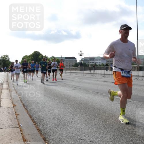 29.06.2025 - hella hamburg halbmarathon Lena Gebhardt http://msf.ph/oto/8402028 29.06.2025 09:49:06 Lombardsbrücke 15178, 1042, 1571, 1600, 1603, 2044, 2262, 2707, 2745, 2797, 2849, 3116, 3547, 4062, 4359, 4381, 5003, 5050, 5124, 5307, 5648, 5889, 6037, 6047, 6149, 6771, 6993, 7109, 7152, 7154, 7310, 7482, 7743, 7981, 8002, 8121, 8358, 8571, 9640, 9643, 10190, 10369, 10451, 10738, 10877, 11106, 11177, 11423, 11447, 11952, 12044, 12088, 12091, 12098, 12168, 12739, 13064, 13137, 13158, 13190, 13372, 13755, 13900, 13940, 14075, 14311, 14603 meine-sportfotos.de