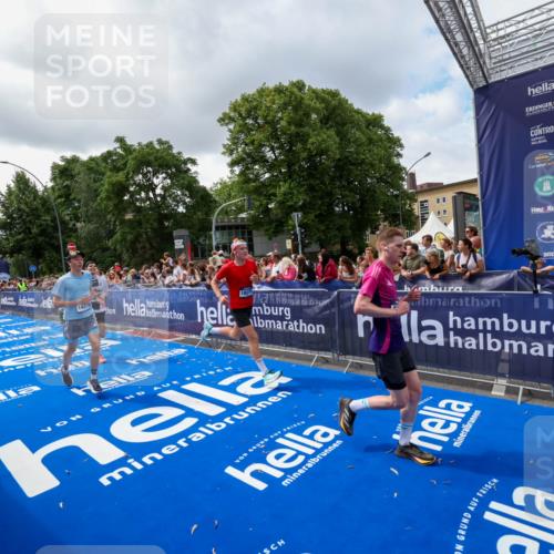 29.06.2025 - hella hamburg halbmarathon Zöllner http://msf.ph/oto/8402062 29.06.2025 10:37:55 Ziel 2196, 2404, 3480, 3530, 9171, 13148, 18103, 18276, 18277, 18529 meine-sportfotos.de