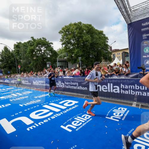 29.06.2025 - hella hamburg halbmarathon Zöllner http://msf.ph/oto/8402144 29.06.2025 10:37:56 Ziel 2404, 3480, 3530, 9643, 10793, 13148, 18103, 18276, 18277, 18529 meine-sportfotos.de