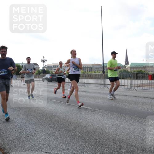 29.06.2025 - hella hamburg halbmarathon Lena Gebhardt http://msf.ph/oto/8402248 29.06.2025 10:03:25 Lombardsbrücke 1450, 17096, 511, 16605, 7035, 2594, 1114, 1135, 1138, 1161, 1414, 1450, 1482, 1885, 2594, 2619, 2683, 2759, 2780, 2782, 2810, 3572, 4307, 4511, 4613, 5384, 5396, 5464, 6208, 6217, 6391, 6453, 7210, 7211, 7277, 7278, 7279, 7290, 7706, 7935, 8484, 8614, 9439, 9453, 10389, 10824, 11556, 12169, 12177, 12211, 12212, 12377, 12422, 12843, 13036, 13474, 13664, 13732, 13793, 13857, 13874, 13976, 15539, 15643, 15859, 16371, 17226, 17550, 18028 meine-sportfotos.de