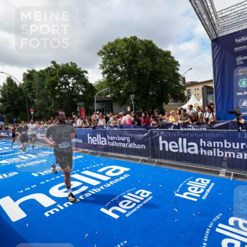 29.06.2025 - hella hamburg halbmarathon Zöllner http://msf.ph/oto/8402251 29.06.2025 10:38:02 Ziel 3480, 3530, 7229, 8091, 9643, 10793, 11049, 11952, 12915, 13900, 15303, 16698 meine-sportfotos.de