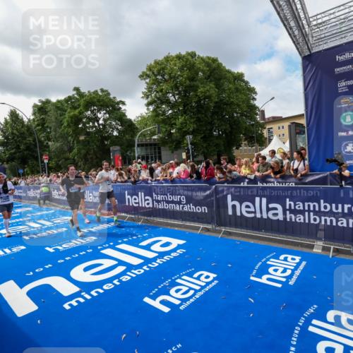 29.06.2025 - hella hamburg halbmarathon Zöllner http://msf.ph/oto/8402283 29.06.2025 10:38:03 Ziel 3480, 3530, 7229, 8091, 9643, 9944, 10793, 11049, 11952, 12915, 13900, 14274, 15303, 16698 meine-sportfotos.de