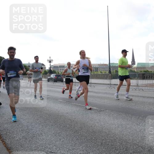 29.06.2025 - hella hamburg halbmarathon Lena Gebhardt http://msf.ph/oto/8402285 29.06.2025 10:03:26 Lombardsbrücke 1450, 17096, 16605, 2594, 1114, 1135, 1138, 1161, 1414, 1450, 1482, 1885, 2594, 2619, 2683, 2759, 2780, 2782, 2810, 3572, 4307, 4511, 4613, 5384, 5396, 5464, 6208, 6217, 6391, 6453, 7210, 7211, 7277, 7278, 7279, 7290, 7706, 7935, 8484, 8614, 9439, 9453, 10389, 10824, 11556, 12169, 12177, 12211, 12212, 12377, 12422, 12843, 13036, 13474, 13664, 13732, 13793, 13857, 13874, 13976, 15539, 15643, 15859, 16371, 17226, 17550, 18028 meine-sportfotos.de