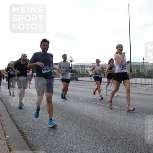 29.06.2025 - hella hamburg halbmarathon Lena Gebhardt http://msf.ph/oto/8402311 29.06.2025 10:03:26 Lombardsbrücke 1450, 17096, 16605, 7935, 1221, 2594, 1114, 1135, 1138, 1161, 1414, 1450, 1482, 1885, 2594, 2619, 2683, 2759, 2780, 2782, 2810, 3572, 4307, 4511, 4613, 5384, 5396, 5464, 6208, 6217, 6391, 6453, 7210, 7211, 7277, 7278, 7279, 7290, 7706, 7935, 8484, 8614, 9439, 9453, 10389, 10824, 11556, 12169, 12177, 12211, 12212, 12377, 12422, 12843, 13036, 13474, 13664, 13732, 13793, 13857, 13874, 13976, 15539, 15643, 15859, 16371, 17226, 17550, 18028 meine-sportfotos.de