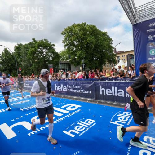 29.06.2025 - hella hamburg halbmarathon Zöllner http://msf.ph/oto/8402343 29.06.2025 10:38:05 Ziel 7229, 8091, 9643, 9944, 10793, 11049, 11952, 12915, 13900, 14274, 15303, 15382, 16698 meine-sportfotos.de
