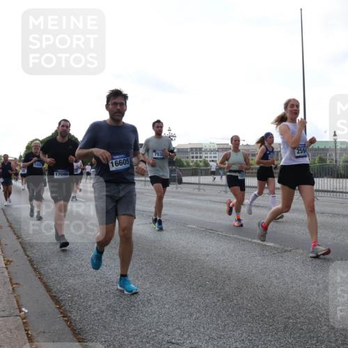 29.06.2025 - hella hamburg halbmarathon Lena Gebhardt http://msf.ph/oto/8402346 29.06.2025 10:03:26 Lombardsbrücke 7935, 1450, 16605, 1221, 17096, 2594, 1284, 1114, 1135, 1138, 1161, 1414, 1450, 1482, 1885, 2594, 2619, 2683, 2759, 2780, 2782, 2810, 3572, 4307, 4511, 4613, 5384, 5396, 5464, 6208, 6217, 6391, 6453, 7210, 7211, 7277, 7278, 7279, 7290, 7706, 7935, 8484, 8614, 9439, 9453, 10389, 10824, 11556, 12169, 12177, 12211, 12212, 12377, 12422, 12843, 13036, 13474, 13664, 13732, 13793, 13857, 13874, 13976, 15539, 15643, 15859, 16371, 17226, 17550, 18028 meine-sportfotos.de