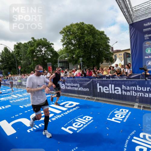 29.06.2025 - hella hamburg halbmarathon Zöllner http://msf.ph/oto/8402355 29.06.2025 10:38:06 Ziel 7229, 8091, 9944, 11049, 11952, 12915, 13900, 14274, 15303, 15382, 16698 meine-sportfotos.de
