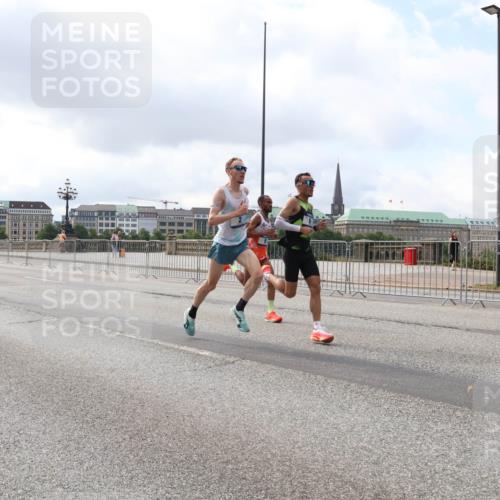 29.06.2025 - hella hamburg halbmarathon Lena Gebhardt http://msf.ph/oto/8402369 29.06.2025 09:31:13 Lombardsbrücke 1, 4, 5, 6, 7, 10, 11, 13, 16, 22, 23, 25, 59 meine-sportfotos.de