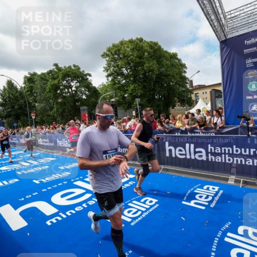 29.06.2025 - hella hamburg halbmarathon Zöllner http://msf.ph/oto/8402390 29.06.2025 10:38:06 Ziel 7229, 8091, 9944, 11049, 11952, 12915, 13900, 14274, 15303, 15382, 16698 meine-sportfotos.de