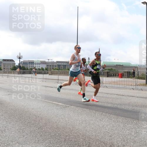 29.06.2025 - hella hamburg halbmarathon Lena Gebhardt http://msf.ph/oto/8402414 29.06.2025 09:31:13 Lombardsbrücke 1, 4, 5, 6, 7, 10, 11, 13, 16, 22, 23, 25, 59 meine-sportfotos.de