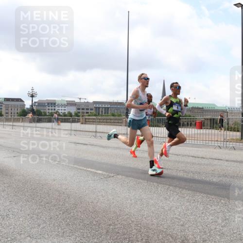 29.06.2025 - hella hamburg halbmarathon Lena Gebhardt http://msf.ph/oto/8402447 29.06.2025 09:31:14 Lombardsbrücke 1, 2, 4, 5, 6, 7, 8, 9, 10, 11, 13, 16, 22, 23, 25, 59 meine-sportfotos.de