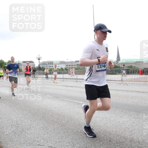 29.06.2025 - hella hamburg halbmarathon Lena Gebhardt http://msf.ph/oto/8402464 29.06.2025 10:50:05 Lombardsbrücke 15626, 11030, 1374, 1040, 1041, 1487, 1511, 1888, 2212, 2466, 2862, 2997, 3203, 3701, 3710, 3805, 3897, 4090, 4168, 4870, 5076, 5119, 5552, 5694, 5749, 5751, 5997, 6680, 6694, 6830, 7305, 7339, 7366, 7679, 7721, 7722, 7755, 8065, 8254, 9015, 9162, 9605, 9940, 10060, 10286, 10403, 10617, 10683, 10704, 11030, 11426, 11696, 11716, 11760, 12079, 12124, 12388, 13127, 13128, 13309, 13381, 13744, 13764, 13846, 13887, 14144, 14505, 14545, 14692, 14940, 15626 meine-sportfotos.de