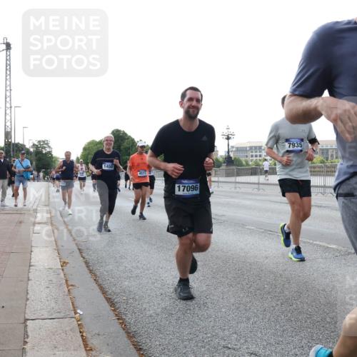 29.06.2025 - hella hamburg halbmarathon Lena Gebhardt http://msf.ph/oto/8402465 29.06.2025 10:03:27 Lombardsbrücke 1450, 4511, 17096, 7935, 16605, 1114, 1135, 1138, 1161, 1414, 1450, 1482, 1885, 2277, 2594, 2619, 2683, 2759, 2780, 2782, 2810, 3572, 4307, 4511, 4613, 5384, 5396, 5464, 6208, 6217, 6391, 6453, 7210, 7211, 7277, 7278, 7279, 7290, 7706, 7935, 8484, 8614, 9439, 9453, 10389, 10824, 11402, 11556, 12169, 12177, 12211, 12212, 12377, 12422, 12843, 13036, 13474, 13664, 13732, 13793, 13857, 13874, 13976, 15539, 15643, 15859, 16371, 16621, 17226, 17550, 18028 meine-sportfotos.de