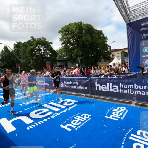 29.06.2025 - hella hamburg halbmarathon Zöllner http://msf.ph/oto/8402467 29.06.2025 10:38:10 Ziel 8091, 9944, 11049, 14274, 15382, 17623, 18986 meine-sportfotos.de