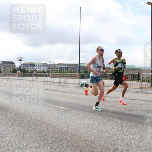 29.06.2025 - hella hamburg halbmarathon Lena Gebhardt http://msf.ph/oto/8402484 29.06.2025 09:31:14 Lombardsbrücke 1, 2, 4, 5, 6, 7, 8, 9, 10, 11, 13, 16, 22, 23, 25, 59 meine-sportfotos.de
