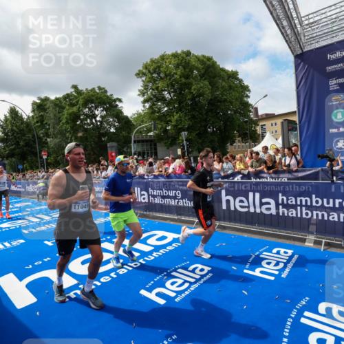 29.06.2025 - hella hamburg halbmarathon Zöllner http://msf.ph/oto/8402503 29.06.2025 10:38:10 Ziel 8091, 9944, 11049, 14274, 15382, 17623, 18986 meine-sportfotos.de