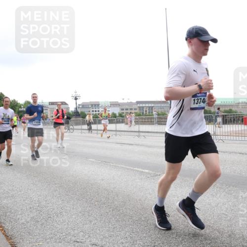 29.06.2025 - hella hamburg halbmarathon Lena Gebhardt http://msf.ph/oto/8402505 29.06.2025 10:50:05 Lombardsbrücke 15626, 11030, 1374, 1040, 1041, 1487, 1511, 1888, 2212, 2466, 2862, 2997, 3203, 3701, 3710, 3805, 3897, 4090, 4168, 4870, 5076, 5119, 5552, 5694, 5749, 5751, 5997, 6680, 6694, 6830, 7305, 7339, 7366, 7679, 7721, 7722, 7755, 8065, 8254, 9015, 9162, 9605, 9940, 10060, 10286, 10403, 10617, 10683, 10704, 11030, 11426, 11696, 11716, 11760, 12079, 12124, 12388, 13127, 13128, 13309, 13381, 13744, 13764, 13846, 13887, 14144, 14505, 14545, 14692, 14940, 15626 meine-sportfotos.de