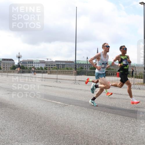 29.06.2025 - hella hamburg halbmarathon Lena Gebhardt http://msf.ph/oto/8402525 29.06.2025 09:31:14 Lombardsbrücke 1, 2, 4, 5, 6, 7, 8, 9, 10, 11, 13, 16, 22, 23, 25, 59 meine-sportfotos.de