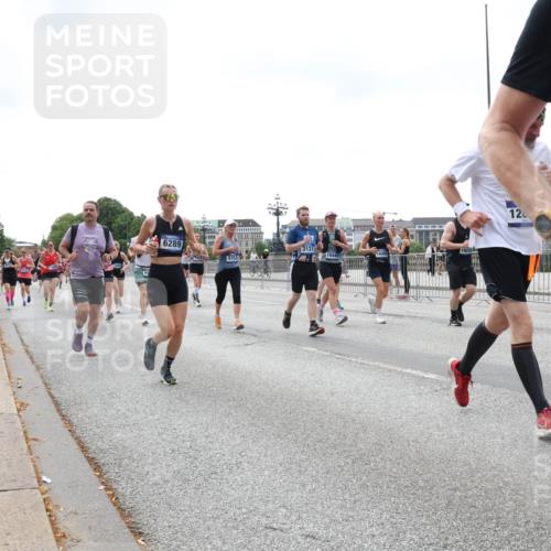 29.06.2025 - hella hamburg halbmarathon Lena Gebhardt http://msf.ph/oto/8402556 29.06.2025 10:40:55 Lombardsbrücke 6289, 3121, 16449, 16450, 120, 1075, 1317, 1323, 1731, 2042, 2173, 2206, 2299, 2762, 2763, 2805, 2858, 3121, 3293, 3306, 3432, 3694, 4044, 4234, 4411, 4412, 4530, 4612, 4638, 4774, 4775, 4906, 4972, 5059, 5086, 5225, 5549, 5702, 5753, 6088, 6098, 6163, 6229, 6278, 6280, 6289, 6474, 6842, 7293, 7661, 7829, 7956, 8053, 8054, 8378, 8391, 8429, 8430, 8751, 8769, 8878, 9009, 9237, 9962, 10269, 10407, 10644, 10835, 11053 meine-sportfotos.de