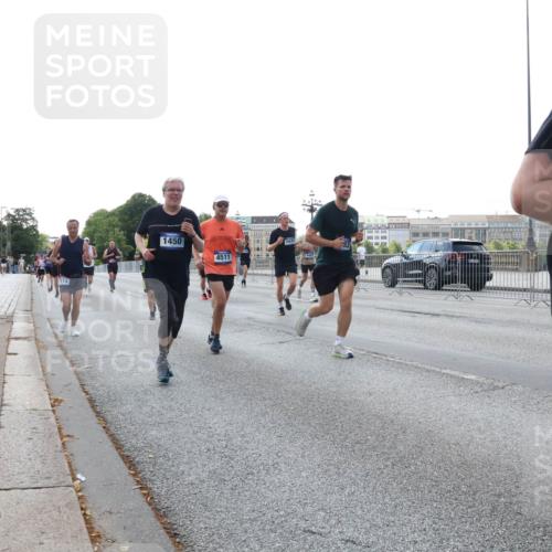 29.06.2025 - hella hamburg halbmarathon Lena Gebhardt http://msf.ph/oto/8402581 29.06.2025 10:03:28 Lombardsbrücke 1450, 4511, 170, 1114, 1135, 1138, 1161, 1414, 1450, 1482, 1885, 2277, 2594, 2619, 2683, 2759, 2780, 2782, 2810, 3572, 4307, 4511, 5384, 5396, 5464, 6208, 6217, 6391, 6453, 7006, 7210, 7211, 7277, 7278, 7279, 7290, 7706, 7935, 8484, 9439, 9453, 10389, 10824, 11402, 11556, 12169, 12177, 12211, 12212, 12377, 12422, 12843, 13036, 13474, 13664, 13732, 13793, 13857, 13874, 13976, 15539, 15643, 15859, 16371, 16621, 17226, 17550, 18028 meine-sportfotos.de