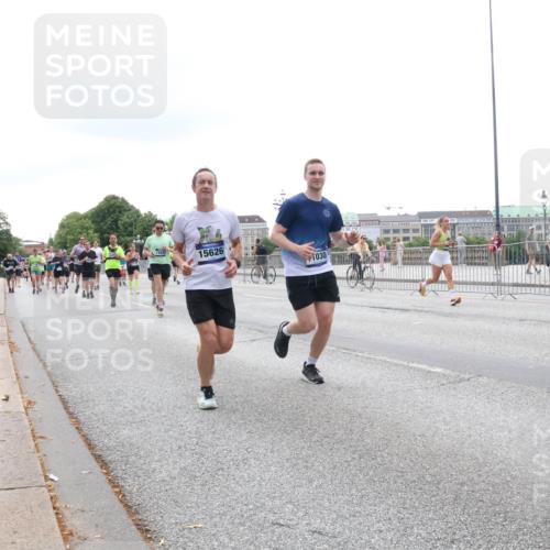 29.06.2025 - hella hamburg halbmarathon Lena Gebhardt http://msf.ph/oto/8402628 29.06.2025 10:50:07 Lombardsbrücke 15626, 1030, 1040, 1041, 1487, 1511, 1888, 2047, 2212, 2466, 2862, 2997, 3203, 3680, 3701, 3710, 3805, 3897, 4090, 4168, 4870, 5076, 5119, 5694, 5749, 5751, 5997, 6680, 6694, 6830, 7366, 7677, 7679, 7721, 7722, 7755, 8065, 8254, 9015, 9162, 9605, 9940, 10060, 10286, 10403, 10617, 10683, 10704, 11030, 11426, 11696, 11716, 11760, 12079, 12124, 13127, 13128, 13309, 13381, 13744, 13764, 13846, 13887, 14144, 14505, 14545, 14692, 14940, 15230, 15626 meine-sportfotos.de