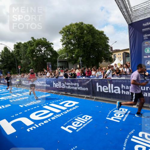 29.06.2025 - hella hamburg halbmarathon Zöllner http://msf.ph/oto/8402631 29.06.2025 10:38:18 Ziel 1688, 2849, 5091, 6095, 7743, 8002, 14688, 18584, 18986 meine-sportfotos.de