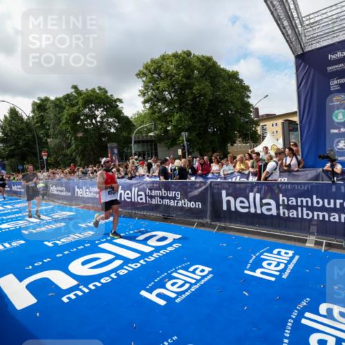 29.06.2025 - hella hamburg halbmarathon Zöllner http://msf.ph/oto/8402644 29.06.2025 10:38:18 Ziel 1688, 2849, 5091, 6095, 7743, 8002, 14688, 18584, 18986 meine-sportfotos.de