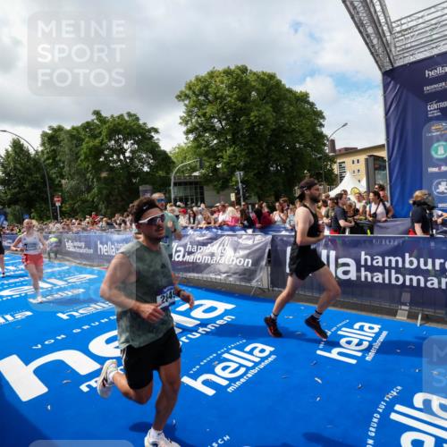 29.06.2025 - hella hamburg halbmarathon Zöllner http://msf.ph/oto/8402683 29.06.2025 10:38:22 Ziel 1042, 1688, 2849, 3431, 6095, 7110, 8002, 14688, 18584 meine-sportfotos.de