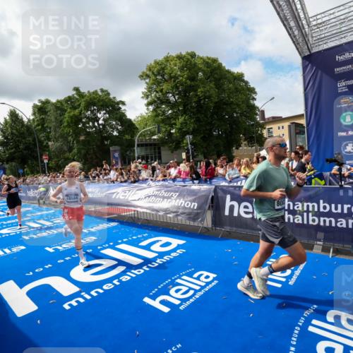 29.06.2025 - hella hamburg halbmarathon Zöllner http://msf.ph/oto/8402700 29.06.2025 10:38:22 Ziel 1042, 1688, 2849, 3431, 6095, 7110, 8002, 14688, 18584 meine-sportfotos.de