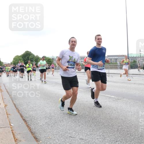 29.06.2025 - hella hamburg halbmarathon Lena Gebhardt http://msf.ph/oto/8402724 29.06.2025 10:50:07 Lombardsbrücke 15626, 1040, 1041, 1487, 1511, 1888, 2047, 2212, 2466, 2862, 2997, 3203, 3680, 3701, 3710, 3805, 3897, 4090, 4168, 4870, 5076, 5119, 5694, 5749, 5751, 5997, 6680, 6694, 6830, 7366, 7677, 7679, 7721, 7722, 7755, 8065, 8254, 9015, 9162, 9605, 9940, 10060, 10286, 10403, 10617, 10683, 10704, 11030, 11426, 11696, 11716, 11760, 12079, 12124, 13127, 13128, 13309, 13381, 13744, 13764, 13846, 13887, 14144, 14505, 14545, 14692, 14940, 15230, 15626 meine-sportfotos.de