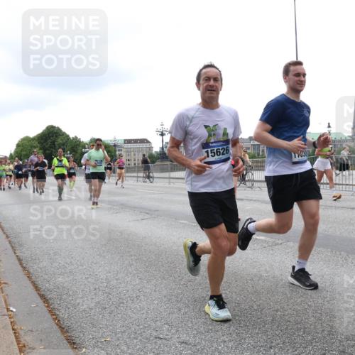29.06.2025 - hella hamburg halbmarathon Lena Gebhardt http://msf.ph/oto/8402767 29.06.2025 10:50:07 Lombardsbrücke 15626, 1040, 1041, 1487, 1511, 1888, 2047, 2212, 2466, 2862, 2997, 3203, 3680, 3701, 3710, 3805, 3897, 4090, 4168, 4870, 5076, 5119, 5694, 5749, 5751, 5997, 6680, 6694, 6830, 7366, 7677, 7679, 7721, 7722, 7755, 8065, 8254, 9015, 9162, 9605, 9940, 10060, 10286, 10403, 10617, 10683, 10704, 11030, 11426, 11696, 11716, 11760, 12079, 12124, 13127, 13128, 13309, 13381, 13744, 13764, 13846, 13887, 14144, 14505, 14545, 14692, 14940, 15230, 15626 meine-sportfotos.de