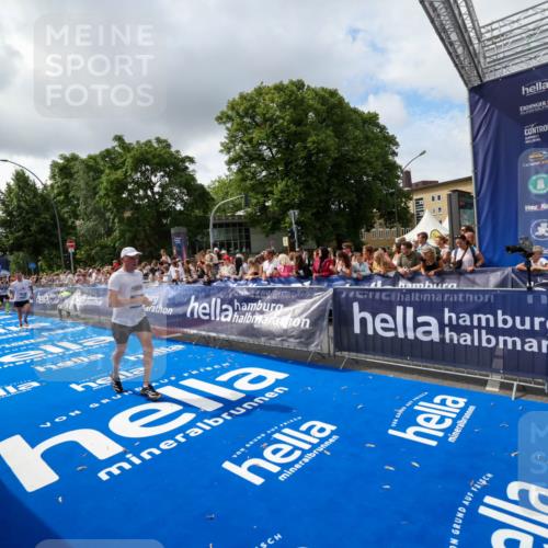 29.06.2025 - hella hamburg halbmarathon Zöllner http://msf.ph/oto/8402769 29.06.2025 10:38:25 Ziel 1042, 1688, 2745, 3014, 3431, 6095, 7110, 14992, 16075, 18761 meine-sportfotos.de