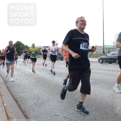29.06.2025 - hella hamburg halbmarathon Lena Gebhardt http://msf.ph/oto/8402779 29.06.2025 10:03:29 Lombardsbrücke 1114, 18028, 11556, 1450, 9453, 1114, 1135, 1138, 1161, 1414, 1450, 1885, 2277, 2594, 2619, 2683, 2759, 2780, 2782, 2810, 3572, 4307, 4511, 5384, 5396, 5464, 6208, 6217, 6391, 6453, 7006, 7210, 7211, 7277, 7278, 7279, 7290, 7706, 7935, 8484, 9439, 9453, 10389, 10824, 11402, 11556, 12169, 12177, 12211, 12212, 12377, 12422, 12843, 13036, 13474, 13664, 13732, 13793, 13857, 13874, 13976, 15539, 15643, 15859, 16371, 16621, 17226, 17550, 18028 meine-sportfotos.de