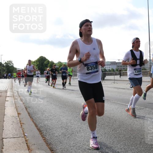 29.06.2025 - hella hamburg halbmarathon Lena Gebhardt http://msf.ph/oto/8402828 29.06.2025 09:49:11 Lombardsbrücke 1709, 6771, 8358, 13900, 1490, 1042, 1571, 1600, 1603, 2044, 2262, 2707, 2745, 2797, 2849, 2980, 3014, 3116, 3547, 4062, 4148, 4381, 4766, 5003, 5050, 5124, 5307, 5648, 5889, 6037, 6047, 6149, 6771, 6993, 7109, 7310, 7482, 7743, 7981, 8002, 8121, 8358, 9640, 9643, 10190, 10369, 10451, 10738, 10877, 11106, 11177, 11423, 11447, 11952, 12044, 12088, 12091, 12098, 12168, 12739, 13064, 13137, 13158, 13190, 13372, 13755, 13900, 13940, 14075, 14311, 14603, 14667 meine-sportfotos.de